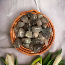 Cargar imagen en el visor de la galería, Polished Labradorite