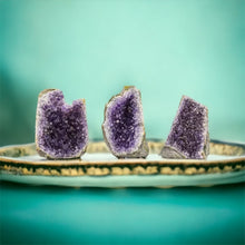 Cargar imagen en el visor de la galería, Small Amethyst cut base Druze