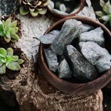 Cargar imagen en el visor de la galería, Medium Rough Labradorite