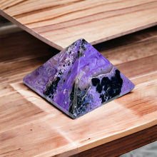 Cargar imagen en el visor de la galería, Charoite Pyramid