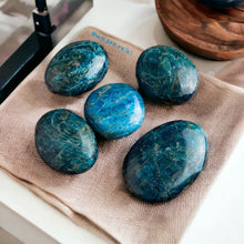 Cargar imagen en el visor de la galería, Blue Apatite Palm Stone