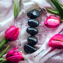 Cargar imagen en el visor de la galería, Medium Tumbled Shungite