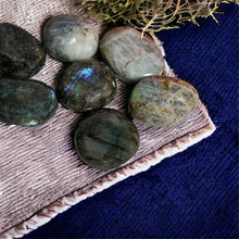 Cargar imagen en el visor de la galería, Labradorite Palm Stone