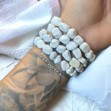 Cargar imagen en el visor de la galería, White Howlite Tumbled Bracelet