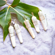 Cargar imagen en el visor de la galería, Selenite Double Point Pendant