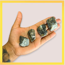 Cargar imagen en el visor de la galería, Medium Rough Labradorite