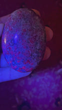 Cargar y reproducir el video en el visor de la galería, Ruby-Fuchsite palm stone
