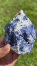 Cargar y reproducir el video en el visor de la galería, Semi Polished Sodalite Point
